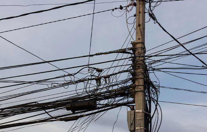 POLÍTICA PARA COMPARTILHAMENTO DE POSTES É ADIADA PARA FINAL DO ANO