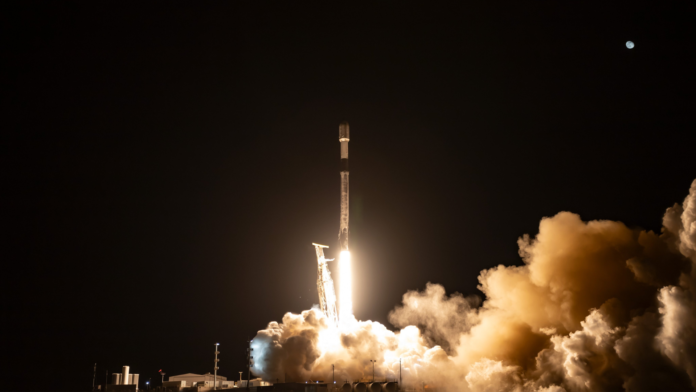 Eutelsat lança 20 satélites da OneWeb em foguete da SpaceX